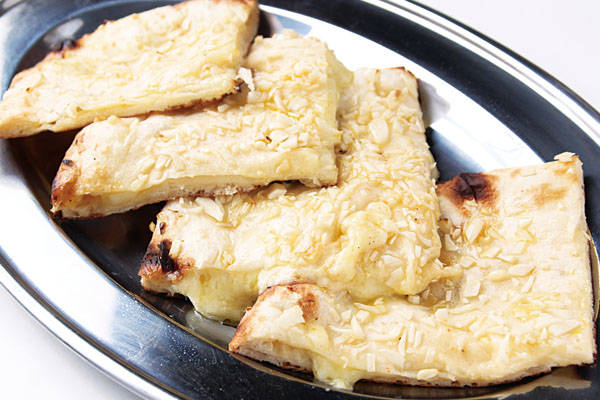 ガーリックチーズナン/Garlic Cheese Naan